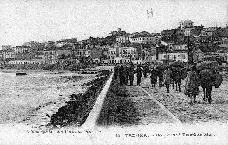 avesp02.jpg - Avenue des FAR - Avenue d'EspagneDébut du 20ème siècle. C'est encore le Boulevard du Front de mer (ou de la plage)Des pavés, pas de voitures, quelques  promeneurs et des Marocains qui assurent, avec des ânes, le transport des marchandises débarquées.