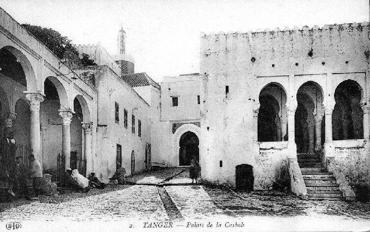 casbah04.jpg - CasbahDébut du 20ème siècle. A gauche le Trésor, à droite le palais de justice et la prison. 