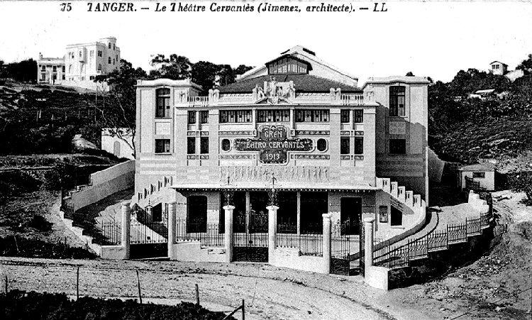 d_crvts1.jpg - Teatro CervantesConstruit en 1913 par le couple Manuel PENA et Esperanza ORELLANA, le teatro Cervantes a été une des plus belles salles de spectacle d'Afrique.Il est la propriété du gouvernement espagnol et attend d'être restauré.