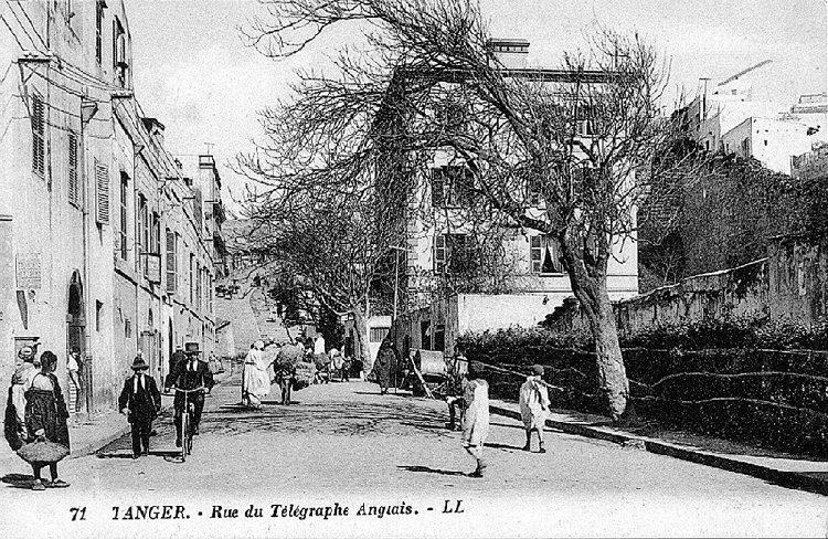 d_telgrf1.jpg - Montée de la CasbahEn 1880, l'Eastern Telegraph Company relie Tanger à Gibraltar par un cable sous-marin. Le batiment du télégraphe est sur la droite.La première porte à gauche, c'est le hamam et un peu plus loin, l'école de l'Alliance Israelite Universelle.Au bout de la rue : la casbah. 
