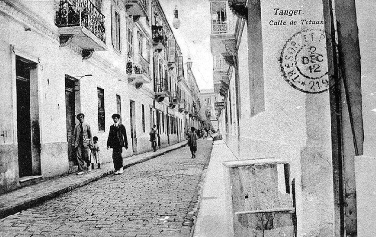 d_tetuan1.jpg - Rue de Tetouan1912. Cette rue  a été crée en 1907 par un tangérois qui aprés avoir  fait fortune en Argentine revint dans sa ville.A chacune de ses extrémités, cette rue bougeoise avait des portes qui étaient fermées la nuit . Au milieu de la rue, une pompe manuelle permettait aux habitants du quartier de se fournir en eau. 