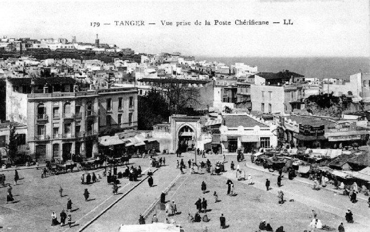 gsocco03.jpg - Soco de afueraDébut du siècle. L'entrée de la Mendoubia, avec à sa droite la Poste Chérifienne.La porte, à droite, débouche sur la rue d'Italie.