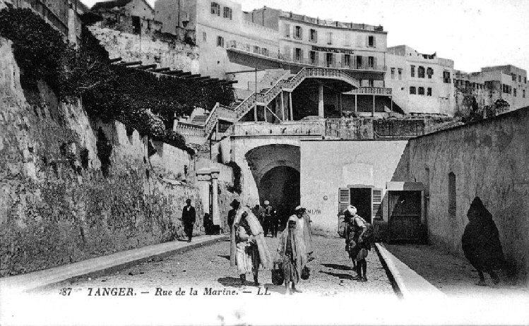 marine1.jpg - Rue de la MarineDébut du 20ème siècle. Cette porte se  trouve sur le port et débouche sur la rue de La Marine. Au fond l'Hotel Continental