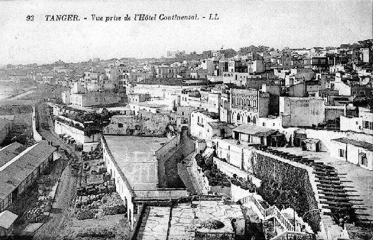 marine2.jpg - Rue de la MarineDébut du 20ème siècle. De l'autre coté  de l'arche, ''la porte de la douane'' et  le port.En arrière plan, l'Hotel Continental, et sur la gauche des canons, vestiges des occupations portugaises et anglaises