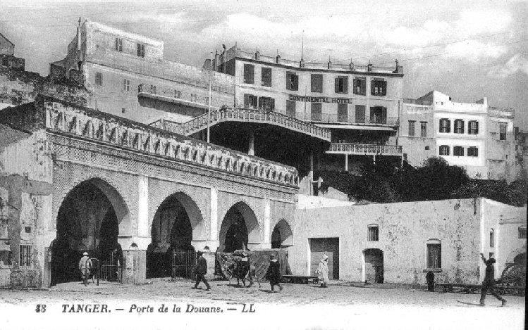 marine4.jpg - Rue de la MarineDébut du 20ème siècle. A gauche la rue de la Marine.Sur la droite des canons, vestiges des occupations portugaises et anglaises.Le batiment avec des arches est le grand Hotel de Hollande.