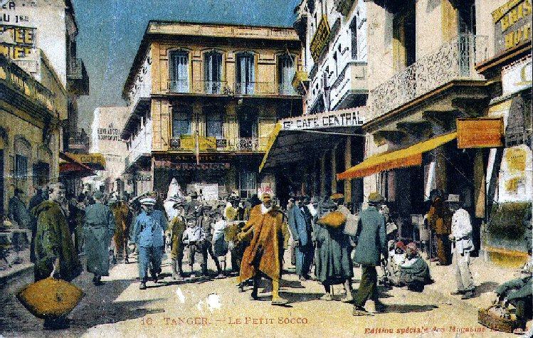 petisoc2.jpg - Soco chicoDébut du 20 ème siècle. En haut à droite, on aperçoit le ''BRISTOL HOTEL''Au fond à gauche, dans la rue des Siaghines, sur le mur une réclame pour le magasin ''AU NOUVEAU SIECLE''.
