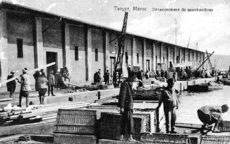 port02.jpg - PortDébut du 20ème siècle. Débarcadaire des marchandises et entrepots.