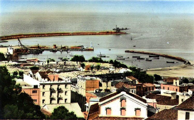 port05.jpg - Port1950-1955. Le port vu du centre de la nouvelle ville.Au fond, le TITAN cette immense grue grise qui pendant de trés nombreuses années a dominé le port de Tanger.