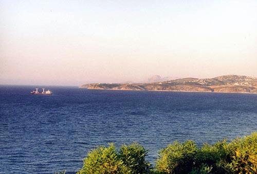 cafehafa4.jpg - Vue de Hafa : Au premier plan le cap Malabata, au fond les montagnes du Rif