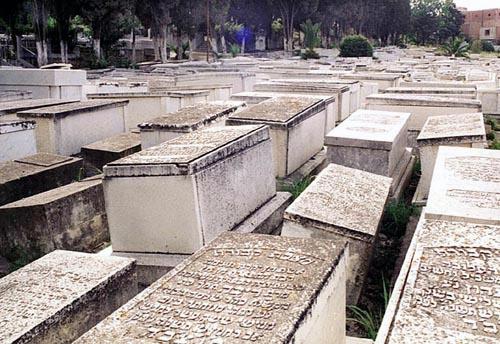 cimj9.jpg - Le cimetière israeliteLes glissements de terrain ont fait bouger les sépultures.