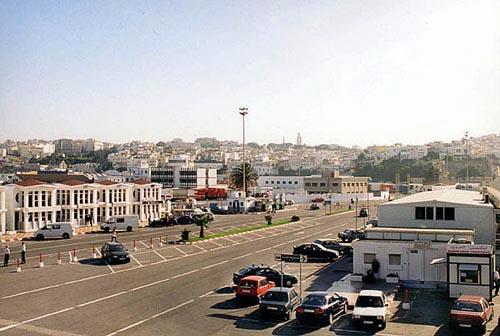 port1.jpg - Le PortAu premier plan, les nouveaux bâtiments du port.Au fond, Tanger dominé par la Grande Mosquée Mohammed V, et par la cathédrale espagnole