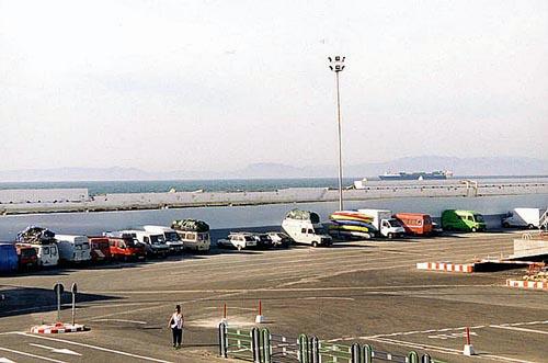 port2.jpg - Le PortAu fond les côtes d'Espagne. 