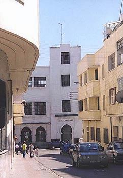 regnault1.jpg - Le Lycée RegnaultL'entrée des éléves.A part la couleur des boiseries, pas de changement.