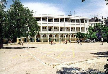 regnault3.jpg - Le Lycée RegnaultLa cour principale a été nivelée! 