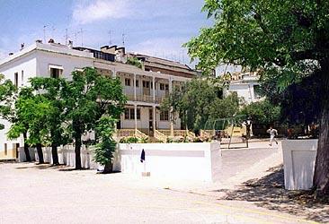 regnault5.jpg - Le Lycée RegnaultLa cour principale a été nivelée!