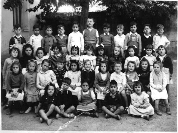 b_1950-xxxx.jpg - Ecole Berchet - TANGER /  MAROC  Année scolaire: 1950-1951- CE2-   Photo communiquée par Paquita Saavedra  de arriba abajo y de izquierda a derecha : 1ª Fila : Adelaida Laranjinha, x , Victoria?, M. Carmen Olcese, x , Bouayed, Paquita Saavedra, x . 2ª Fila : Lola Laranjinha, Rachel Muyal, Violeta Obanos, Michèle Serres, x , x , Antoñita Bálsamo, x , Hortensia Benitez. 3ª Fila : Isabelle Montetagaud, x , Amina Akhamlich, Pepita Momparlé, x , x , x , Pepita Moreno, x , x , Dolores Espigado, Pepa Gómez, Dorita Barranco. 4ª Fila : Sentadas : Mercedes Díaz, Loli Pajares, x , Barcia, x , x , Aurora Fernández, Loli Martín. 5ª Fila : en el suelo : Denise Bauer, Maruchi Holgado, x , y Sylvia Albo.