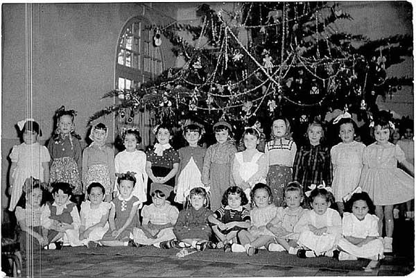 b_1952-1953_maternelle.jpg - Ecole Berchet - TANGER /  MAROC - Année scolaire: 1952-1953- Maternelle   Photo communiquée par Yolande Buissink