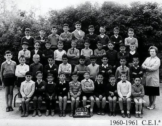 b_1960-1961_ce1_a.jpg - Ecole Berchet - TANGER / MAROC - Année scolaire:1960-1961- CE1  Photo communiquée par Jose Enrique ESPINOSA SANTANA) Paco Lucena nos indica :60-61sentado 2º por la derecha (con pajarita).