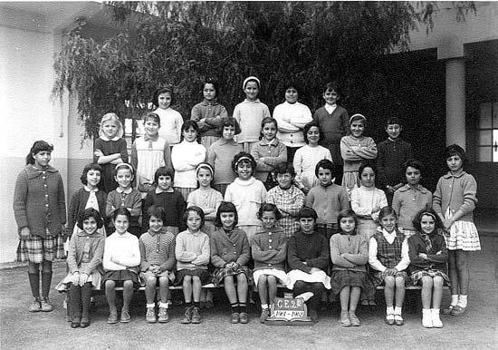b_1961-1962_ce2_b.jpg - Ecole Berchet- TANGER / MAROC - Année scolaire: 1961-62 -CE2 b  Photo communiquée par Carmen Villalon Mon nom est Carmen Veselinov mais lorsque j'habitais Tanger je m'appelais Carmen Villalon et ma soeur Dolorès Villalon. Ce serait sympa si quelqu'un se reconnaissait sur cette photo et me faisait signe.