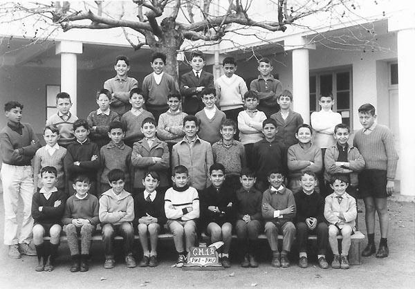 b_1961-1962_cm1_b.jpg - Ecole Berchet - TANGER / MAROC - Année scolaire: 1961-1962. photo CM1  Photo communiquée par Jacques Maudy   De haut en bas     4eme Rang : X-X -X-X-X-   3em Rang : X-X- Roni Cohen- X-X-X- X -X- Capoulade (debout)  2eme Rang: X-X-X-Jacques Maudy-X-X-X-X- X-  1er Rang (assis): X-X- Bernat-X-X-Martinez-X-X-X-X  