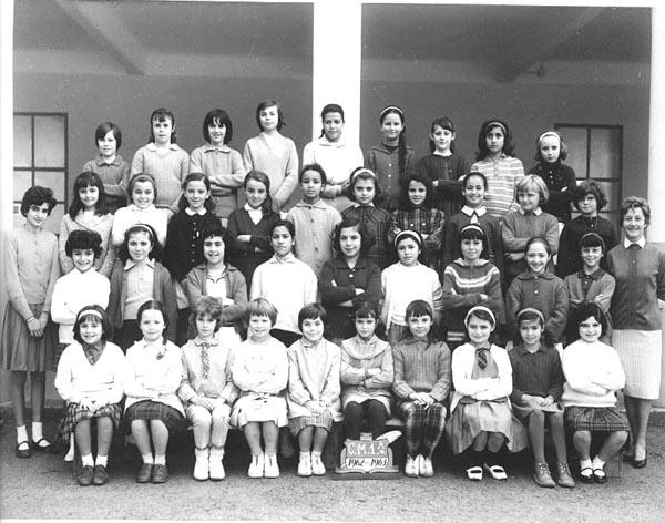 b_1962-1963_cm1_a.jpg - Ecole Berchet - TANGER / MAROC - Année scolaire: 1962-1963- CM1 A  Photo communiquée par Dolores Zaragoza Pulpillo    Esta es una foto enviada por Dolores Zaragoza Pulpillo, (sentada la cuarta comenzando desde la izquierda).