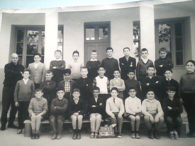 b_1962-1963_cm1_b.jpg - Ecole Berchet - TANGER / MAROC - Année scolaire: 1963-1963 CM1  Photo communiquée par Paco Lucenasoy el primero sentado de izquierda a derecha, sentado.