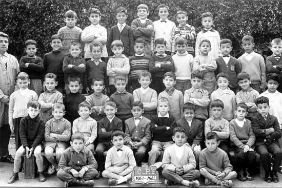 b_1963-1964_cp_2.jpg - Ecole Berchet - TANGER / MAROC - Année scolaire:1963-1964- CP-2  Photo communiquée par Joaquin Ramón de la Cruz (assis sur le sol et de gauche à droite : 2ème élève)  