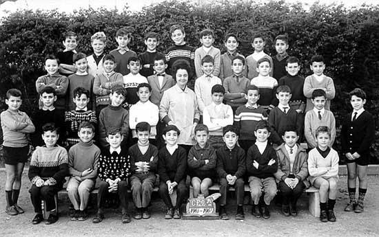 b_1966-1967_ce2_a.jpg - Ecole Berchet - TANGER / MAROC - Année scolaire:1966-1967- CE-2 A  Photo communiquée par Joaquin Ramón de la Cruz (3ème Rang de haut vers bas et de gauche à droite : 9 ème élève)