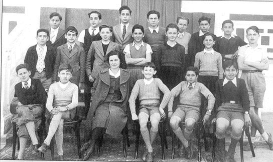 r_1938-1939_5eme.jpg - Lycée Regnault - TANGER / MAROC Année scolaire: 1938-39 -5ème 1  Photo communiquée par Henri Boulanger    De haut en bas et gauche à droite:  S.Toledano, S.Abensur, Modiano, Carayon, Bachellerie, Reverdin, J.Depis.   Azagury, M.Cohen, Salams, R.Bendelac, R.Manachère, L.St Aubert, Birman.  J.Picton, A.Vannier, Mme Blandin, H.Boulanger, M.Essayag, J.Hassan. 