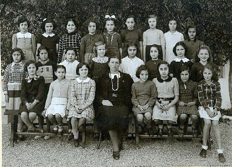 r_1938-1939_8eme.jpg - Lycée Regnault - TANGER / MAROC   Année scolaire: 1938-39 -8ème  Photo communiquée par Jeannine Many Cohen   en haut de gauche à droite ?, A Cohen ,Wahnon ,C Devoise ,C Truchet ,C Salama ,J Rousseau ,? ,M Pinto  ? ,J Many ,Benchimol ,M de Poortere, ? ,Anne Tarpin ,Luiset ,M Roux    J Pradal, ? ,M Portron, Mme Herlaut, A Mouren, O Azancot, Cohen, ?  