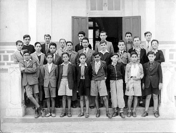 r_1946-1947_xxxx.jpg - Lycée Regnault - TANGER / MAROC   Année scolaire: 1946 (?). classe ? -  Photo communiquée par VALLEJO Julio   - Je m´appelle Vallejo Julio, né à Tanger le 11-2-1933.  Voici une photo, souvenir d`école, au Lycée Régnault de Tanger.  Je suis le deuxième en commençant par la gauche, au deuxième rang, en compagnie de mes camarades de toutes nationalités et religions, avec notre professeur Monsieur Beaulieu. 