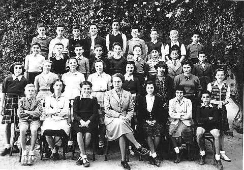 r_1950-1951_6eme.jpg - Lycée Regnault - TANGER / MAROC - Année scolaire: 1951. Classe 6ème   Photo communiquée par Maurice Aumage   Lycée Regnault avec Mlle Simon de triste mémoire. Vieille fille, professeur de latin, agressive avec les enfants au delà de toute normalité. Les condisciples dont je me rappelle:   Shapira, Blandin, Arias, Picolec, Yourec, Messeri, Lescouret, Aumage, BenDayan, Montetago, Solbés