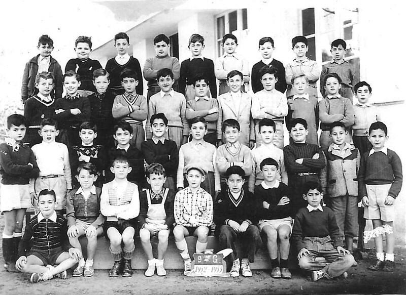 r_1952-1953_9eme.jpg - Lycée Regnault - TANGER / MAROC - Année scolaire 1952-1953. Classe 9èmePhotos communiquées par Kamal Al ANDALOUSI pour FELLAINI BAKKIOUI ABDELAZIZ.Bonjour,je tiens à publier la photo de mon oncle ancien élève du lycée Regnault que j'ai trouvé dans ces archives.Etant moi même ancien de cet établissement,c'est avec orgueil et plaisir que je vous poste cette photoAmicalement,Kamal