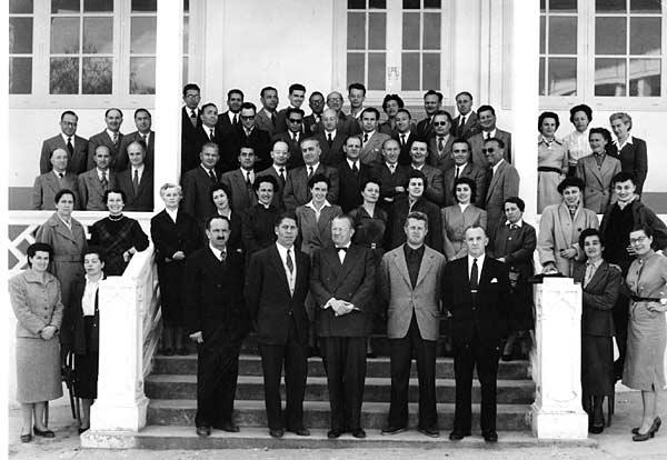r_1953-1955_profs-admin.jpg - Lycée Regnault - TANGER / MAROC - Année scolaire: entre 1952 et 1955 Professeurs et administration  Photo communiquée par Marie Christine Claraz  