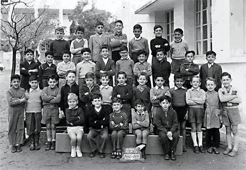 r_1955-1956_10eme_g.jpg - ycée Regnault - TANGER / MAROC - Année scolaire: 1954-1955. photo 10ème  Photo communiquée par Maurice BENDELAC   Les noms : en partant du haut, de gauche à droite. Jean Laberry, Khalid R'Kaina, Mercier, Dubois, Simon Cohen, Raphael Anidjar, Georges Aziza Hassan R'Kiouak, ?, Zucconi, ?, lucien Assayag, Benoliel, Rachid, Abdelaziz Bentahar, Martines, Larbi R'kiouak   Joseph Maman, Paco Benitez, Patrick Abrines, Tourier, Amoros, Lerin, ?,?, Isaac Medina, Jamil Abdelnassar, Jean Elorduy, Mangin, ?  Edouard Dumoulin, Daniel Perez, Carlo Ali, Maurice Bendelac, ? 
