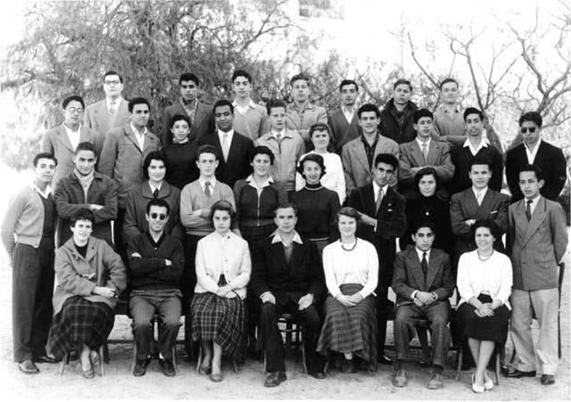 r_1955-1956_2de_m.jpg - Lycée Regnault - TANGER / MAROC - Année scolaire: 1955-1956. photo 2ème M  Photo communiquée par Albert et Maurice BENDELAC   Les noms : en partant du haut, de gauche à droite (complété par Alex (Sasha) Weitman).   - Sydney Pimienta, __ Layachi, Alain Benasuli, Philippe De Geyne, __ Boukli, Gerard Chable, __ Gaiddon   - __ Zougari, __ Benkirane, __ Hadj Nasser, __ Sefrioui, __ Peyre,__ Mesnard, Serge Quiot, Elie Maman, Mohammed Tazi    - __Sbai, d'Hardemar, Annie Lagrange, Alex (Sasha) Weitman, __Robert, Judith Kohlman, Albert Bendelac,__ Vannod, __ Bons, __ Bakkal(?)  - Yvonne Kahn, __ Skiredj, Janine Lagrange, M. Paul Grolleau, Sophie Ignatiev, Omar Akalay, __ Richard 