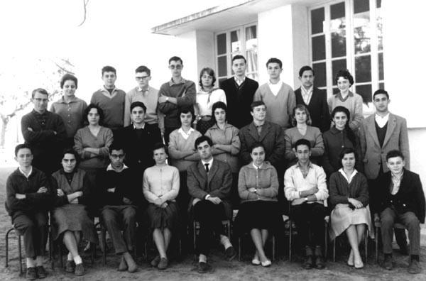 r_1959-1960_2dec.jpg - Lycée Regnault - TANGER / MAROC - Année scolaire: 1959-1960. Classe : 2de C Photo communiquée par Anne Irunberry Les noms : en partant du haut, de gauche à droite.Annick Quero, Aaron Assor, Collignon, R Saenz, Viviane Dans, x, x, x, x, x, C Forton, J Raymond, Benelbaz, Anne Bettendorf, E Marembert, Lucciardi, E P, x, Jaime Cohen,L Segre, MF Lecuit, KH Tedjini, Anne Irunberry, C Esteban, Sylvia Coen, A Khomsi, Mado Montalbano , Michel Raguet 
