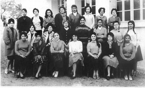 r_1959-1960_3emem.jpg - Lycée Regnault - TANGER / MAROC - Année scolaire: 1959-1960 - classe : 3°M Photo communiquée par Danielle BURGALASSI  Les noms :En Haut : Mercedes Bentolila, x, x, x, D.Burgalassi, x, Alice Obadia, Sarah Bentes  Milieu : Fanny Bendayan, Michèle Herrmann, Liliane Kahn, Angèle Saadeh, x, Noufissa Bentria, x, esther Abecassis. En bas : x, x, x, x, x, Estrella Cohen, x. 