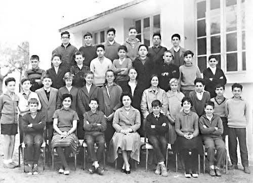 r_1959-1960_6eme_1.jpg - Lycée Regnault - TANGER / MAROC - Année scolaire: 1959-1960. Classe de 6ème I - Professeur : Madame Rousseau (Histoire et Géographie)Photo fournie par Ralph S. Anidjar  Les noms : en partant du haut, de gauche à droite.Raphaël (Ralph) Anidjar, ?, Simon Cohen, Mercier, Shémy Levy, Miniconi.?, ?, ?, Mesmoudi, ?, Pinhas Bendayan, Perrin, Jean Lalaurie, Georges Aziza.?, Gérard Zaoui, Isabelle Baworowska, ?, ?, De Graves, Josse, Françoise Ledoseray, Isaac Médina, ?, Abdelaziz Bentahar.?, Sanz, Bernard Rodière, Madame Rousseau (Professeur d'Histoire et Géographie), Eudes Cabannes, ?, Gérad Jejati.Voici le complément que me fait parvenir Ralph Anidjar suite à un échange de mail avec Abdelaziz Bentahar (Placé tel que !)'' A côté de toi c'est BETENDORF je crois que son pére était toubib) * 2éme à la 2éme rangée en partant du haut: THOMAS.  *Entre MESMOUDI et PINHAS BENDAYAN: GAMMA  *Au 3éme rang à p. du ht ,le 1er à gauche : BOUAMRANI (décédé) , ensuite entre ZAOUI et BAVO,DELPIAS et puis entre BAVO et DEGRAVES: F. ANQUETIN et M. NAUDE.*Assis au 1er rang CHAUSSIER (CANAPI) et enfin entre CABANES et JEJATI , CERRO BLANCHE ''