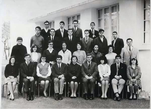 r_1963-1964_1erem2.jpg - Lycée Regnault - TANGER / MAROC - Année : classe de 1°M2 de 1963/64 Photo communiquée par Danièle Richard 