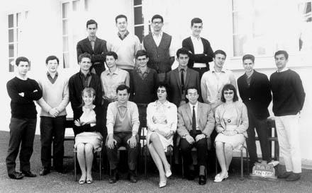 r_1964-1965_me-re.jpg - Lycée Regnault 1964-65- ME RE - TANGER / MAROC - Communiquée par Oleg Vargas  De haut en bas et de gauche à droite:  x, Hachuel, Levy, Chol.  Benatar,Marmolejo,Hugues,Rodière,Gauthier,R'Kaïna,Vargas,X,Ben Tahar.Pelofi,Pimienta,Melle Leccia,Bouhadana,Chauveau. 