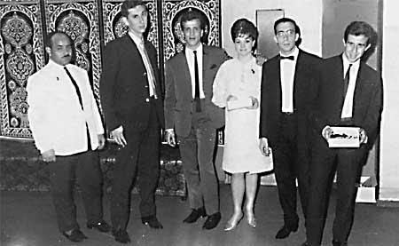 r_1964-1965_pere100_2.jpg - Pére Cent - Casino de Tanger-Mars 1965Photo fournie par Maurice BENDELAC Le PERE CENT, à Tanger, était une fête organisée traditionellement par les étudiants de Terminale pour rappeler qu'il n'y avait plus que ''Cent'' jours avant le Bac.Un garçon du Casino, Leopold Azkenzof, Khanal ?, Viviane Lisard Bambi, Alberto Bouhadana, Maurice Bendelac.