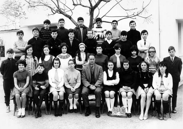 r_1967-1968_5eme_2.jpg - Lycée Regnault - 5ème 2 - TANGER / MAROC - Année scolaire: 1967-68Photo communiquée par ? Professeur: M. Devoize(EPS)