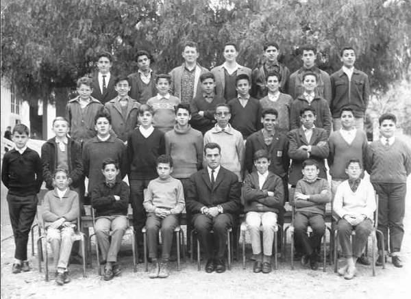 r_196x-196_5eme-4eme.jpg - Lycée Regnault -196x-xx, 4ème ou 5ème- Tanger/Maroc.Photo communiquée par Benoît Mari 