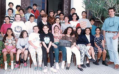 r_1992-1993_6eme2.jpg - Lycée Regnault - TANGER / MAROC - Année scolaire: 1992-93 -6ème2 Photo communiquée par Roger TATOUD (Professeur de Biologie) 