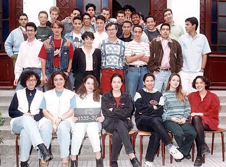 r_1993-1994_1ere_s.jpg - Lycée Regnault - TANGER / MAROC - Année scolaire: 1993-94 -1ère S Mme Habib, Professeur de Francais.Photo communiquée par Roger TATOUD (Professeur de Biologie)  