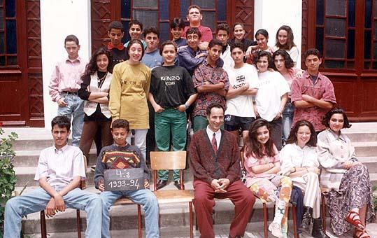 r_1993-1994_4eme2.jpg - Lycée Regnault - TANGER / MAROC - Année scolaire: 1993-94 -4ème2 M. Belhadj, Professeur d'Histoire Geo.Photo communiquée par Roger TATOUD (Professeur de Biologie) 