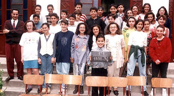 r_1993-1994_5eme1.jpg - Lycée Regnault - TANGER / MAROC - Année scolaire: 1993-94 -5ème1 M. Belhadj, Professeur d'Histoire Geo.Photo communiquée par Roger TATOUD (Professeur de Biologie) 