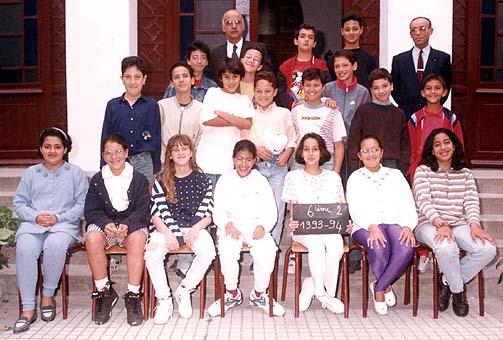 r_1993-1994_6eme2.jpg - Lycée Regnault - TANGER / MAROC - Année scolaire: 1993-94 -6ème2 Professeurs d'Arabe.Photo communiquée par Roger TATOUD (Professeur de Biologie) 