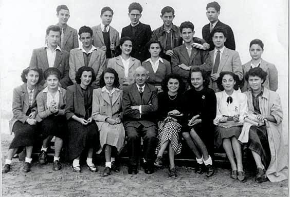 s_1948-1949_2de.jpg - Lycée Saint Aulaire - TANGER / MAROC - Année : 1948-1949 Classe :2° - Professeur : Monsieur Herlaut (prof de phys.chi.)Photo communiquée par X   Les noms : en haut : Pierre Casanova, Maurice Fricot, Charles Laredo, Ney Bensadon, Mokhtar Anegai milieu :Michel Saudan, Fernand Lemonnier, Gisèle Laverny, Jeanne Thébault, Guy Scrève, David Bentolila, David Arditti. en bas : Josette Casanova, Marie-Andrée Le Go, Esther Anidjar, Mercedes Ruiz, Monsieur Herlaut, Rosette Solbès, Monique Brandizi, Reina Cohen, Katherine Van Notten-Cramer. (absent:Moncef Saheb-Ettaba) 